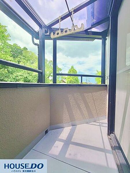 屋根付きで急な天候の変化にも対応しやすいバルコニー！しっかりとした物干し金具を備えており、日常のお洗濯もスムーズに行えます♪緑豊かな風景を眺めながら心地よい風を感じられる開放的な空間です☆