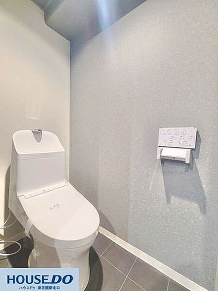 快適な温水洗浄便座付きのトイレです♪壁のリモコンで操作でき、清潔に保ちやすいデザインです☆毎日使う場所だからこそ、心地よさにこだわりました！