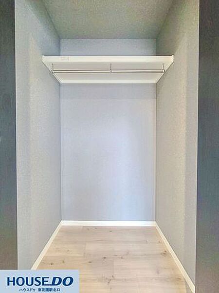 ハンガーパイプと上部棚を備えたクローゼット内部です！丈の長い衣類も掛けやすく、上の棚には鞄や季節物の収納に重宝します☆