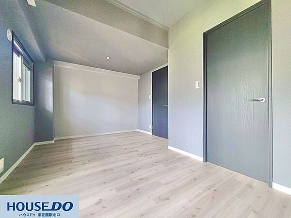 窓からの光がやさしく届く明るいお部屋です☆ドアが独立しているため、プライベートな時間を大切にしたい部屋として快適に使えます♪