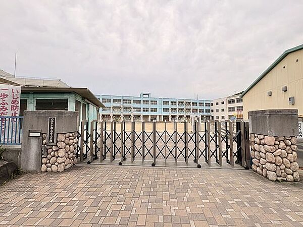 南高安小学校 900m