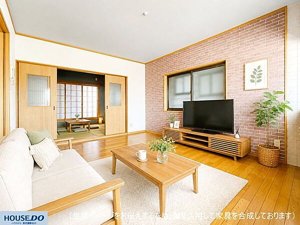 光沢のあるフローリングに、レンガ調のアクセントクロスが個性的なダイニングキッチンです☆明るく開放感があり、隣の和室との組み合わせで、和モダンなインテリアも楽しめます♪