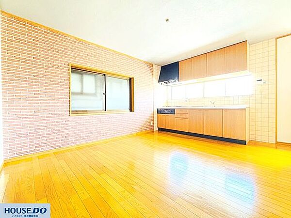 お料理しながらでも自然な明るさを感じられる、窓付きのシステムキッチンです☆木目調の落ち着いたデザインで、毎日の家事が心地よい時間になりますね♪