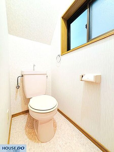 落ち着いた色調のアクセントクロスが映える、上品でシックなお手洗いです！必要な設備も揃っており、快適な毎日をお約束します☆