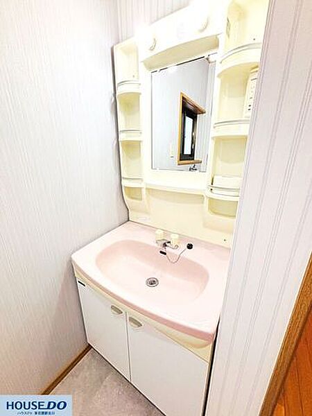 パステルピンクの洗面ボウルが可愛らしい洗面所です☆照明付きの大きな三面鏡で身支度もスムーズに♪窓からの光も心地よく、毎日のスタートを爽やかに彩ります！