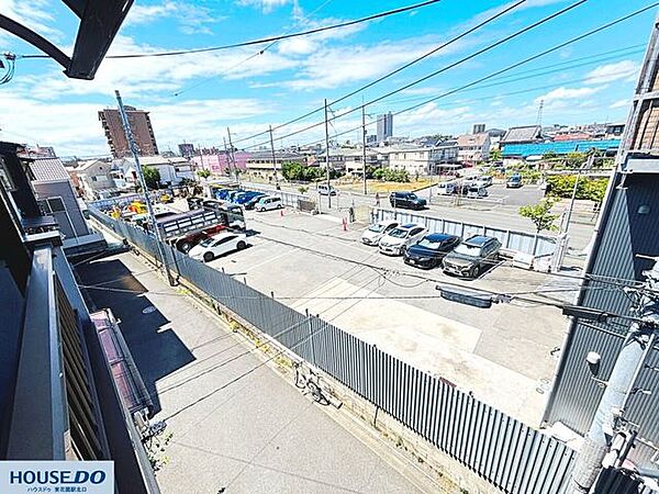 周辺に高い建物が少なく、青空が大きく広がる見晴らしの良い景色です☆開放感たっぷりの眺望を毎日楽しめますね♪