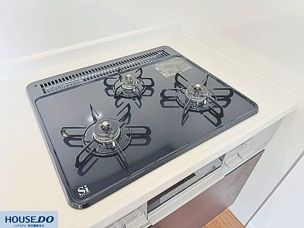 複数の料理を同時に効率よく調理できる便利な3口ガスコンロを搭載！手前にグリルも備わっており、日々の献立作りや毎日の家事を快適にサポートします♪