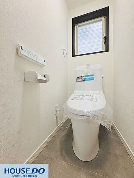 手洗い付きタンクと温水洗浄便座を完備した快適なトイレ空間！上部からの採光窓により明るく衛生的な雰囲気が保たれ、毎日の利用時も気持ちよく過ごせます☆
