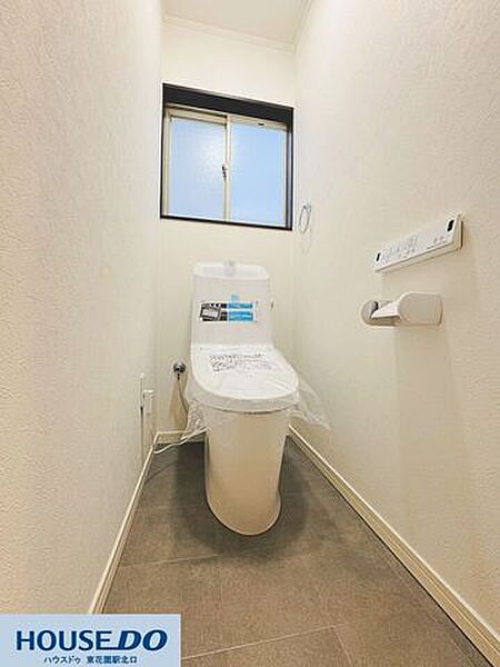 白を基調とした清潔感のあるトイレ空間です♪小窓から自然光が差し込み、明るい雰囲気の中で気持ちよく利用できます！便利な温水洗浄便座付きで、日々の生活を快適にサポートします☆