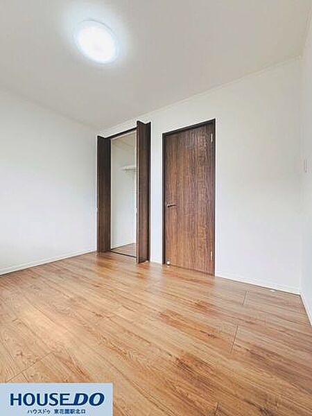 落ち着いた色合いの建具が印象的なクローゼット付きの洋室！プライベートな時間をゆったり過ごせるシンプルな内装で、お好みのお部屋作りに最適です☆