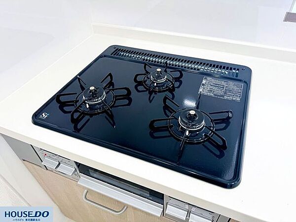 お手入れがしやすくすっきりとしたデザインが魅力の3口コンロです♪安全機能も充実しており、毎日のスムーズでおいしいお料理づくりをしっかりとサポートしてくれる頼もしい設備です☆