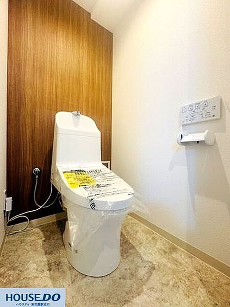 木目調のアクセントクロスが温もりを演出する、すっきりと洗練されたトイレです♪機能的なウォシュレット一体型便器を採用し、壁面のリモコンやペーパーホルダーなど、使いやすさとデザイン性にこだわっています☆