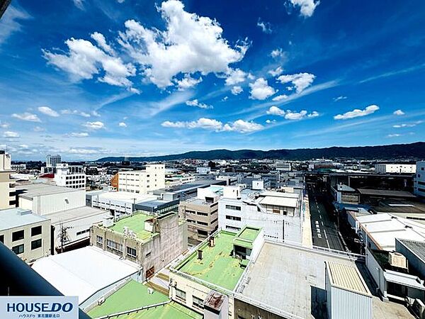 遮るものが少なく遠くまで見渡せる、開放感あふれる素晴らしい眺望です！青く広がる空と美しい街並みを一望できるため、毎日窓辺からの景色を楽しむ贅沢な時間を過ごすことができます♪