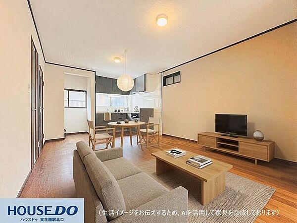 木目調の床と温かみのある壁紙が、落ち着いた雰囲気を醸し出すLDK☆家具を配置したイメージも湧きやすく、家族団らんの時間も想像できますね♪心地よい光が差し込む、居心地の良い空間です！