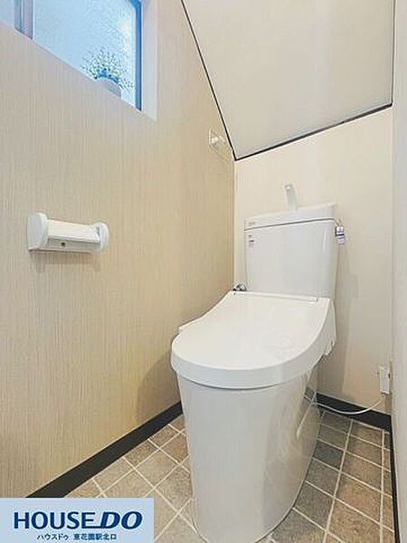 温かみのある木目調クロスが上質な空間を演出する清潔感溢れるトイレ！小窓からの自然光が入る明るい空間で、心地よくお使いいただけます☆
