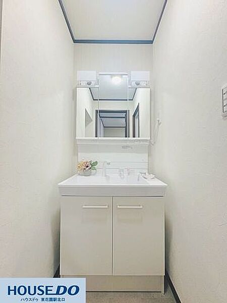すっきりとしたシンプルなデザインで、使い勝手の良い洗面台！下の収納には掃除用品や日用品をしっかり整理でき、毎日気持ちよくお使いいただけます☆