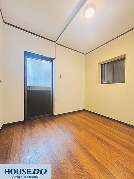 温もりあるフローリングが広がる洋室☆小窓を備えており、しっかりと光と風を取り込める心地よいお部屋です！