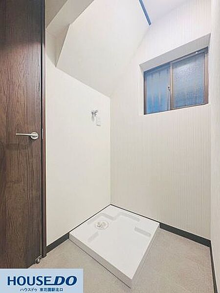 小窓が付いていてしっかりと換気ができる室内洗濯機置場！横には扉付きのスペースがあり、生活感を抑えながら快適に家事をこなせます☆