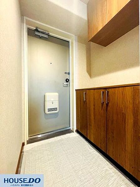 シルバーの玄関ドアがアクセントの、機能的な玄関です☆大容量のシューズボックスが、お気に入りの靴をしっかりと収納してくれます！