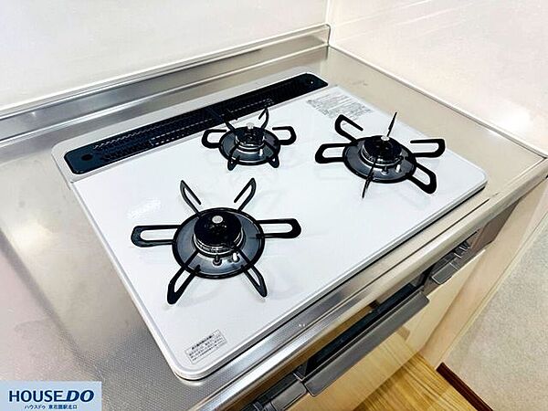 お手入れがしやすいつるんとしたトッププレートの3口コンロです♪毎日のスープや炒め物などの同時調理がスムーズに進みます☆