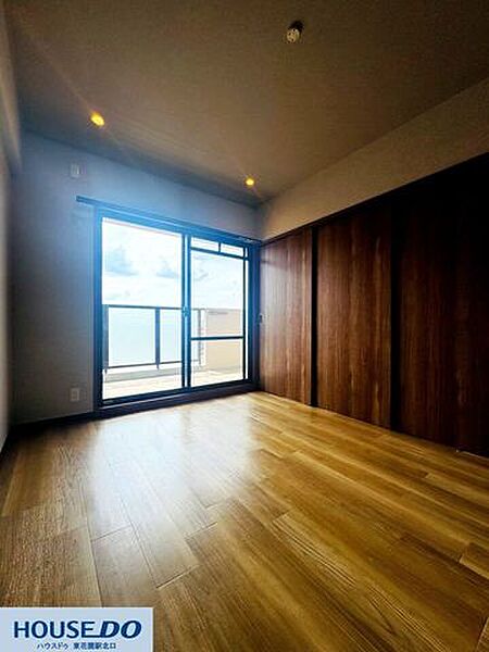 木の温もりを感じる建具と落ち着いた天井クロスが調和した洋室です☆リビングと隣接しており、扉を開けることで広々とお使いいただけます！