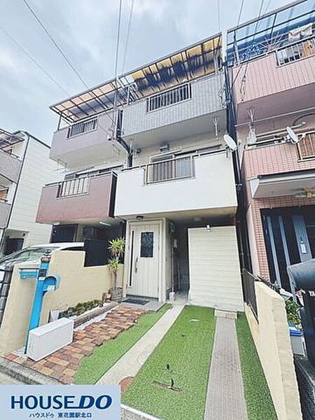 1階から3階までゆとりある造りの建物です♪2階・3階には屋根付きのバルコニーがあり、日々の洗濯物干しや外気浴に便利です！玄関まわりも奥行きがあり、すっきりとした印象を保ちやすい設計です☆