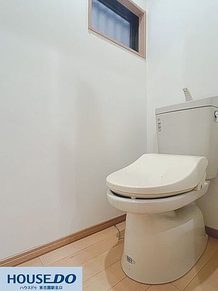 清潔感のあるホワイト基調のトイレ空間！上部には採光や換気に役立つ小窓を備えています♪温水洗浄便座付きで季節を問わず快適に使用可能☆毎日の衛生面を心地よく保てるシンプルな設計です！