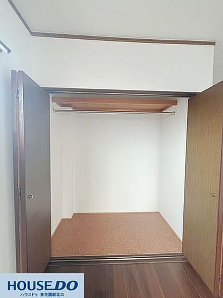 枕棚とハンガーパイプを備えた奥行きのある収納スペース！丈の長いコートや大きな荷物も効率よく保管できます♪お部屋の中に物が溢れず、生活空間を広々とキレイに保てる設計です☆