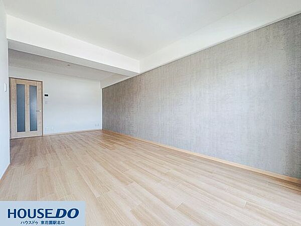 落ち着きのあるグレーのアクセントクロスが印象的なお部屋！レイアウトしやすいフラットな間取りで、お気に入りのインテリアを自由に配置して楽しめます♪