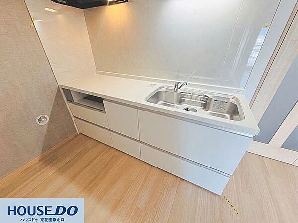 調理スペースが広く確保されたフラットなシステムキッチン♪大きなステンレスシンクを備え、毎日の料理や後片付けが快適にこなせます！
