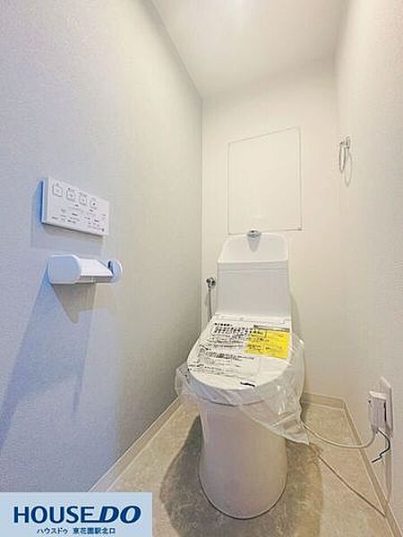 清潔感溢れるスタイリッシュなトイレ空間☆便利な壁掛けリモコンや手洗いカウンターを備え、快適な日常をサポートします！