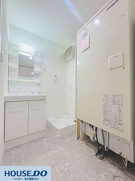 清潔感溢れる白基調の洗面室！身支度がスムーズにできる洗面化粧台と洗濯機置場に加え、大型の電気温水器を備えた安心の設備環境です♪