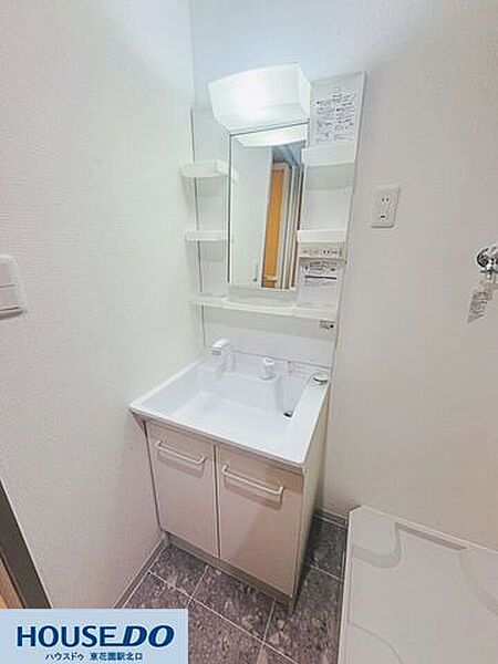 使い勝手の良い大きな鏡と深さのある洗面ボウル☆小物類をすっきり整理できるオープンラック付きで、朝の身支度も快適に行えます！