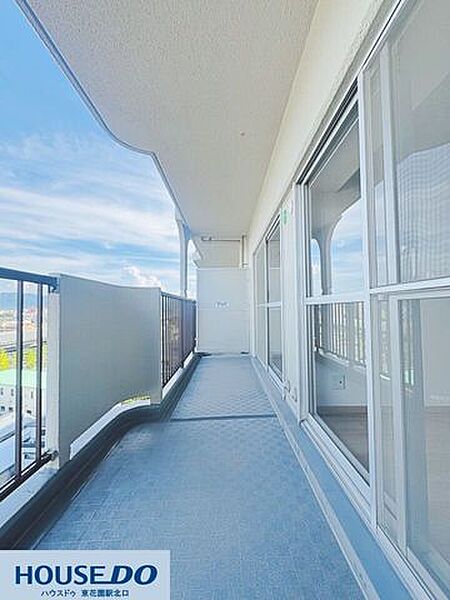 見晴らしが良く開放感たっぷりのロングバルコニー！青空を感じながらゆったりと寛げる心地よいプライベートスペースです♪