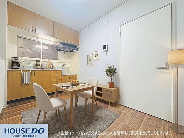 温かみのある木目調のフロアと、優しい光に包まれたダイニング空間です♪柔らかな色合いの家具を置いて、毎日の食事やほっと一息つく時間が楽しくなりそう☆お気に入りのインテリアで心地よい空間を作れます！