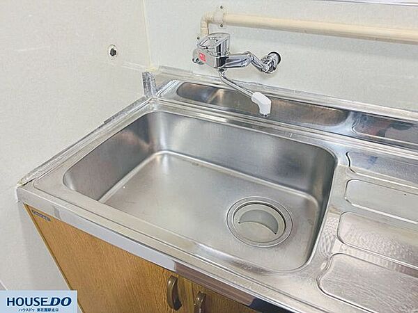 シンプルで使い勝手の良いステンレス製のシンクです♪広めのシンクは、大きめの鍋や食器の洗い物もスムーズにこなせそう！調理スペースとつながる設計で、食材の下準備から片付けまで効率よく進められます☆