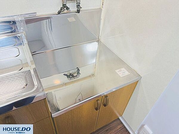 すっきりと清潔感のある、ステンレス製のコンロ置き場です♪壁面のパネルはお手入れもしやすく、毎日の調理後のお掃除も簡単！好みのコンロを設置して、お気に入りの料理スペースを自分好みに仕上げられます☆