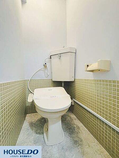 グリーンのモザイクタイルがアクセントになった、落ち着いた雰囲気のトイレです！温水洗浄便座付きで、毎日の生活を快適にサポートします♪窓もあり、自然光が差し込む明るい空間で、リラックスできます☆