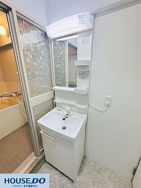 シンプルで使いやすい鏡付きの洗面台です！鏡の周りには小物を置ける棚があり、歯ブラシや化粧品、洗面道具などをすっきりと収納できます♪毎朝の身支度もスムーズに整えられ、清潔感のある空間です☆