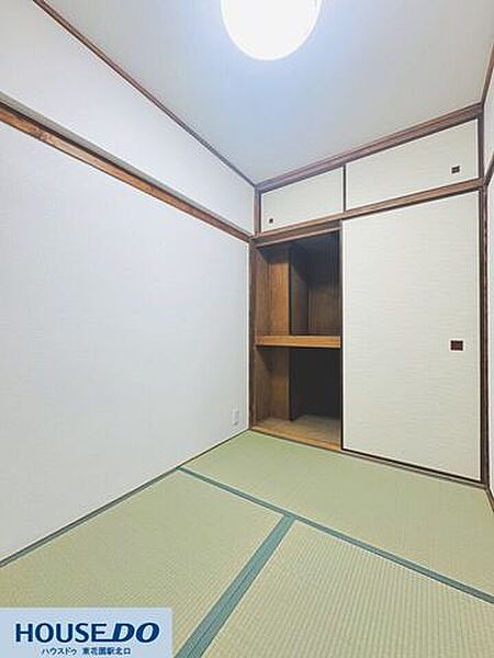 いぐさの香る和室には、布団や季節の衣類をすっきりとしまえる押し入れを設置！お部屋を広く保ちながら快適に過ごせます♪
