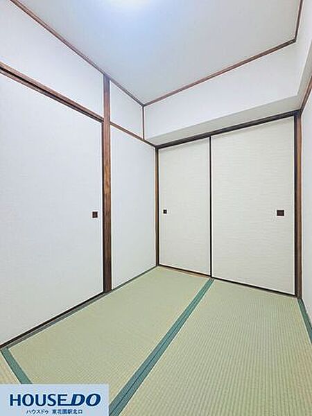 落ち着いた雰囲気が広がる和室です♪引き戸で仕切られているため、来客時の個室や寝室としてフレキシブルに使えます☆