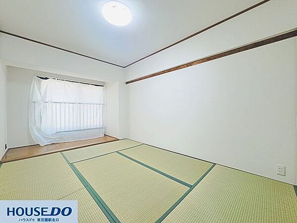 明るい光が差し込む大きな窓がある和室です！爽やかな風を感じながら、畳の上でゴロゴロとリラックスした時間を楽しめます♪