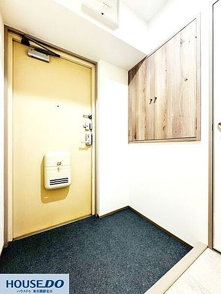 清潔感のあるホワイトクロスと温かみのある木目調デザインが調和した玄関です♪省スペースながらも使い勝手が良く、快適な新生活のスタートを気持ちよくサポートします☆