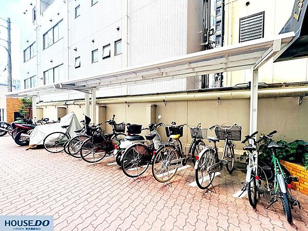 屋根付きで雨の日も安心の、広々とした駐輪場を完備しています♪整然と区画整理されており、大切なお自転車を快適に保管できる便利なスペースです☆