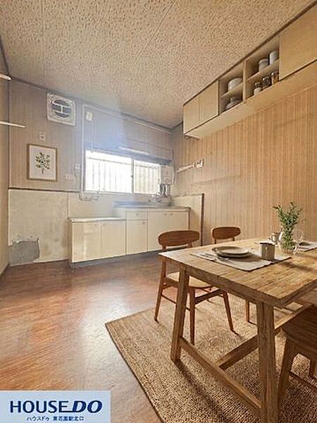 大きな窓から明るい光が差し込むダイニング！木製テーブルを置くと自然なあたたかみに包まれる空間になります♪上部の吊戸棚は食器整理に大活躍します☆
