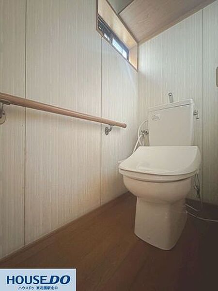 手すりや小窓が備わった清々しい印象のトイレ空間です！壁面の手すりが立ち座りを優しくサポートし、どなたでも安心して利用できます♪小窓からの換気も可能で、衛生的に気持ちよく保てます☆