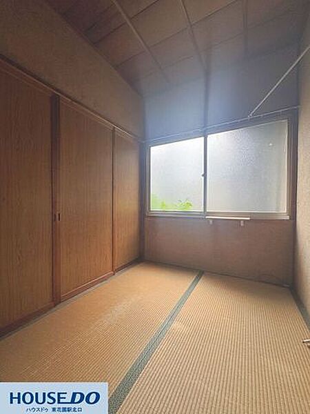壁一面に大きな収納スペースを備えた和室です！衣類や布団、季節のアイテムもたっぷりしまえるため、お部屋をいつでもすっきり広く保てます♪