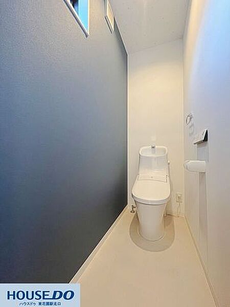 ダークカラーの壁紙がモダンでスタイリッシュなトイレ空間！小窓からの自然光と換気機能でいつも爽やか♪壁付けのリモコンやペーパーホルダー配置で使い勝手も抜群です！