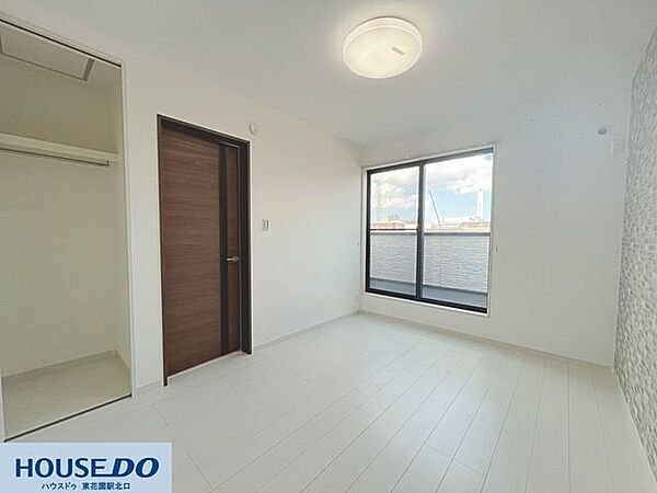 大きな窓から差し込む陽光が心地よい明るいお部屋！バルコニーへ出られるため洗濯物を干す際も移動がスムーズ♪ホワイトで統一された空間は家具選びも楽しくなります☆