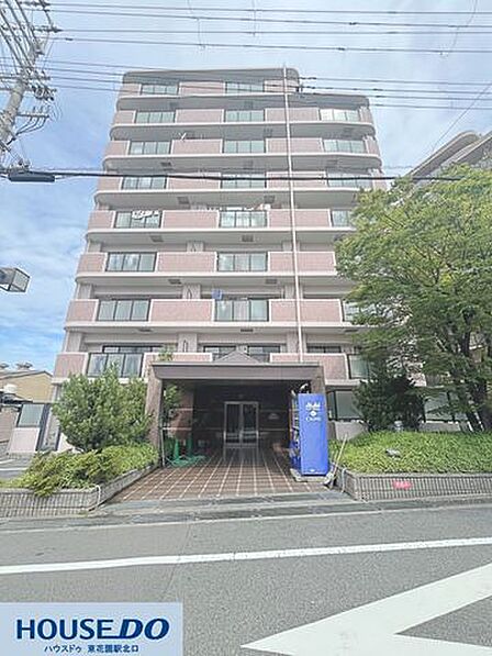 植栽に囲まれたエントランスがアプローチを彩るマンション!便利な自動販売機も設置されています☆雨の日も安心な屋根付きのアプローチです♪